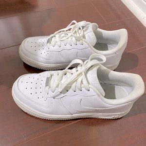 Nike Air Force 1 white in women’s size 6. In good condition!